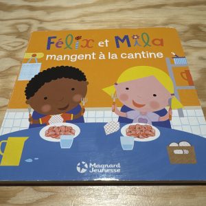 Felix et Mila mangent à la cantine